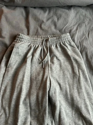 Gråa mjukis - H&M - Gråa mjukisbyxor från H&M, sitter tajt där uppe men väldigt lösa där nere. Jätte bekväma och inte använda så mycket:))