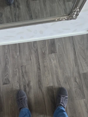 Louboutin - Tja säljer ett par gråa louboutin skor i storleken 42 men passar även 43 ganska bra och dem är i fint skick skulle, säga typ 9/10, dem kom inte till mycket användning då dem är små för mig, det finns dustbags, och passar inte priset så kan du skicka ett pris förslag så kommer vi överens med något. Kolla gärna in vad jag har för saker på mitt konto så kanske du hittar något gött mvh emil.