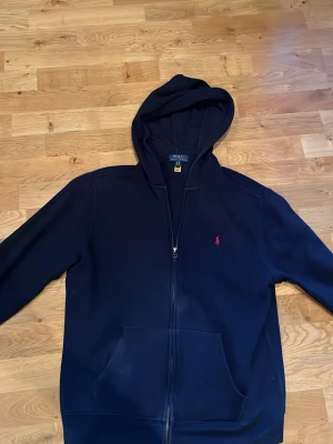 Marinblå hoodie från Polo Ralph Lauren - Tjena säljer nu min Ralph louren hoodie 9/skick använder ej längre storlek XL i barn sitter som vanlig S