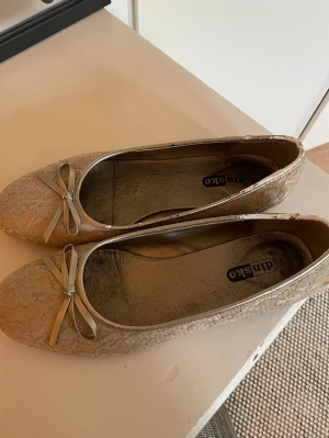 Guld silvriga ballerinaskor  - Super fina ballerinaskor, färgen på dom är lite oklar men skulle säga en blandning mellan båda guld och silver 💓 dom är sparsamt använda men har lite defekter uppe vid hälarna (se bild 4).