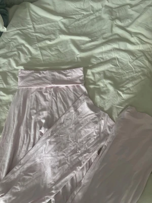 Babyrosa yoga pants  - Säljer dessa supersköna yoga pantsen. Perfekt för en mys dag eller också vanlig vardags outfit. Knappt använda. Dem är i barnstorlek men sitter som en XS