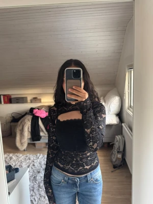 Svart spets topp - Helt ny bara provad, köpt från butiken Missay. Stl S/m sitter mer som xs/s