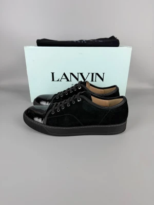Lanvin Dbb1 Patent Cap Toe Sneaker Black | 43 - Svarta Lanvin-sneakers i mycket fint skick, nästan som nya. Box och dustbag ingår.