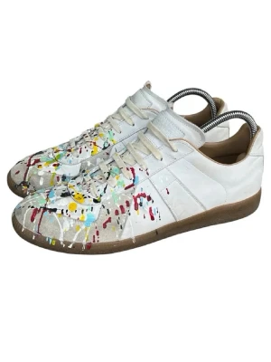 Maison margiela skor - Säljer mina tvärfeta maison margiela gats, I off-white paintsplatter. Från cirka ss20-21. Typ dom enda äkta på Plick. Storlek 43. Kanon bra skick, lite smutsiga. Köpta på EBay för 5200kr. Skicka gärna bud, vill sälja fort! Postas spårbart via PostNord eller möts i Stockholm.👊