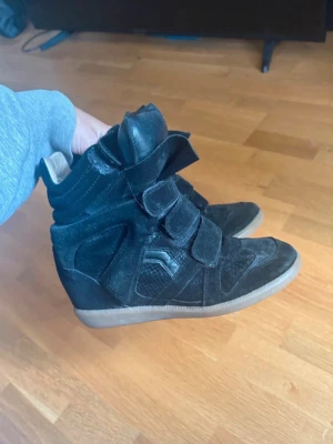 Isabel Marant skor - Säljer ett par svarta mocka isabel marant skor i storlek 37, skorna är andvända men i bra skick!