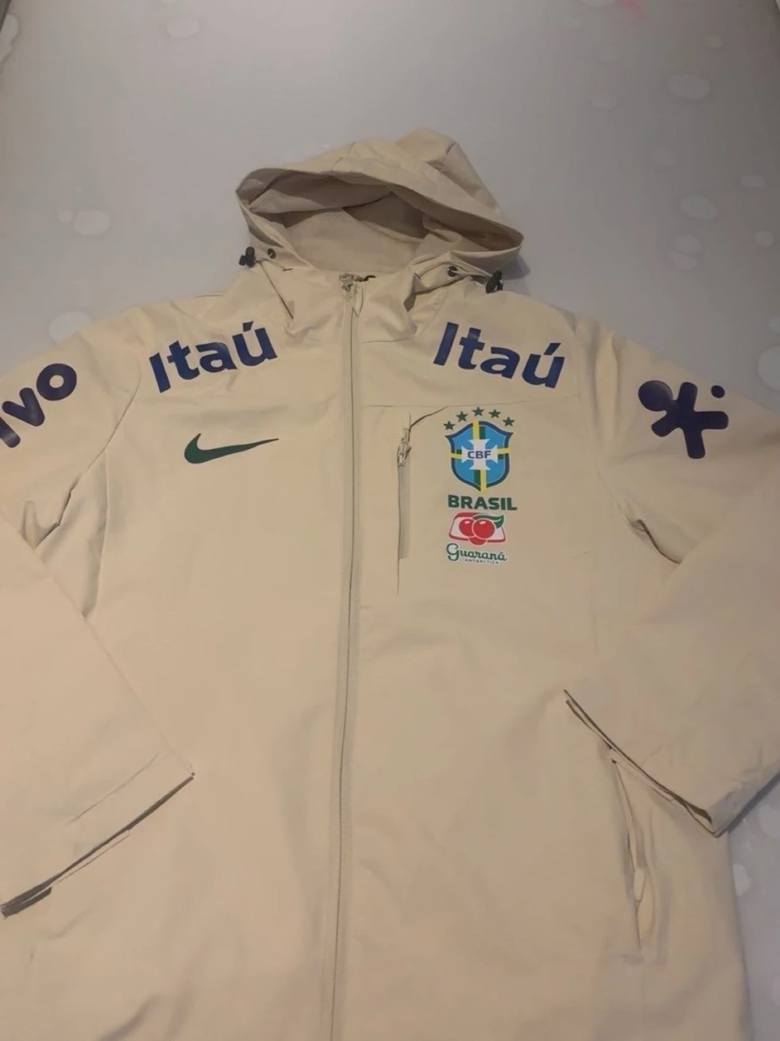 Beige Brasil CBF vindjacka med huva