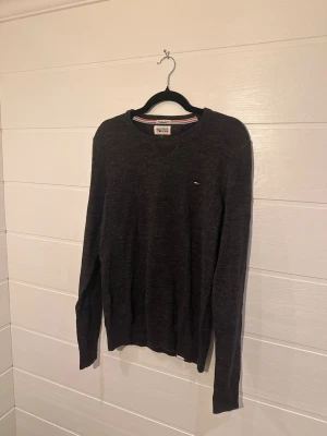 Tommy Hilfiger Mörkgrå Tröja L - Storlek: L, Material: 78% Bomull, 19% Polyamid, 3% Polyuretan, bra skick!!