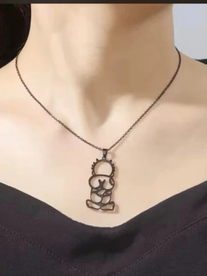 Palestina Handala Svart halsband med konstnärlig figur - Unikt halsband med en svart kedja och ett konstnärligt, stiliserat hänge i form av en sittande figur. Hänget har en modern, minimalistisk design och är tillverkat i metall. Perfekt för dig som gillar statement-smycken och vill sticka ut.