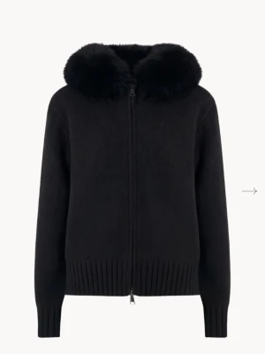 Svart cardigan från Alessa - Svart populär cardigan från Alessa som är väldigt snygg och passar perfekt för hösten och våren! 