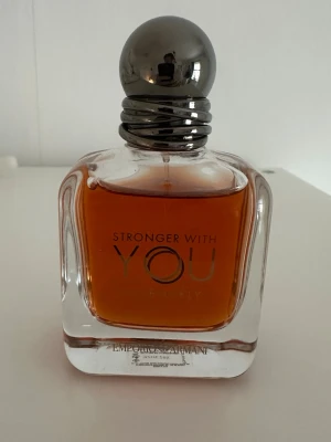 Stronger With You intensely 50 ML - Stronger With You intensely från Emporio Armani i 50 ML, ungefär 45 ml kvar i parfymen så väldigt mycket kvar. Köptes för 750 kr och säljes för 400kr. Kontakta mig om du har frågor.