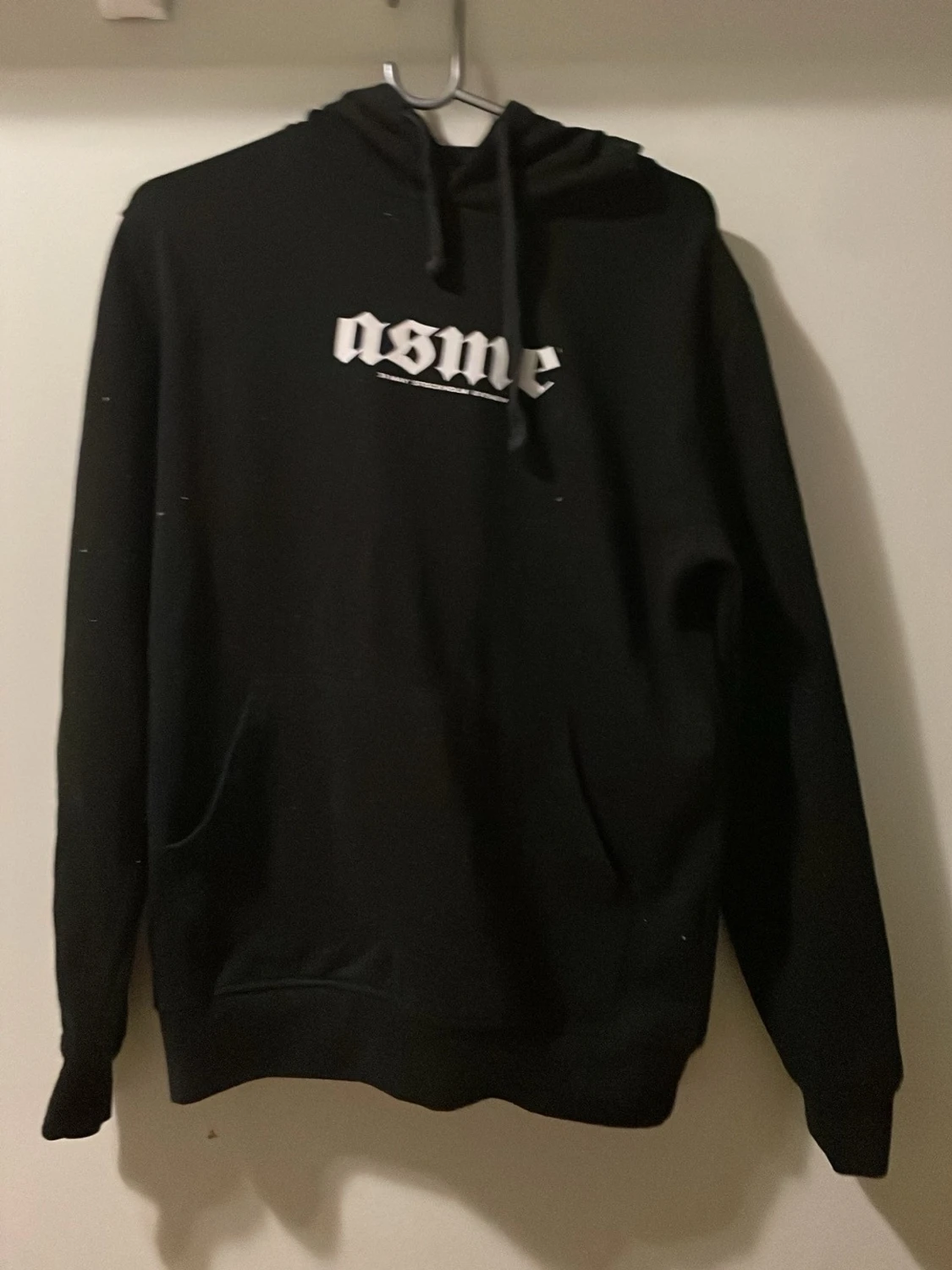 Exklusiv svart konsert hoodie med tryck