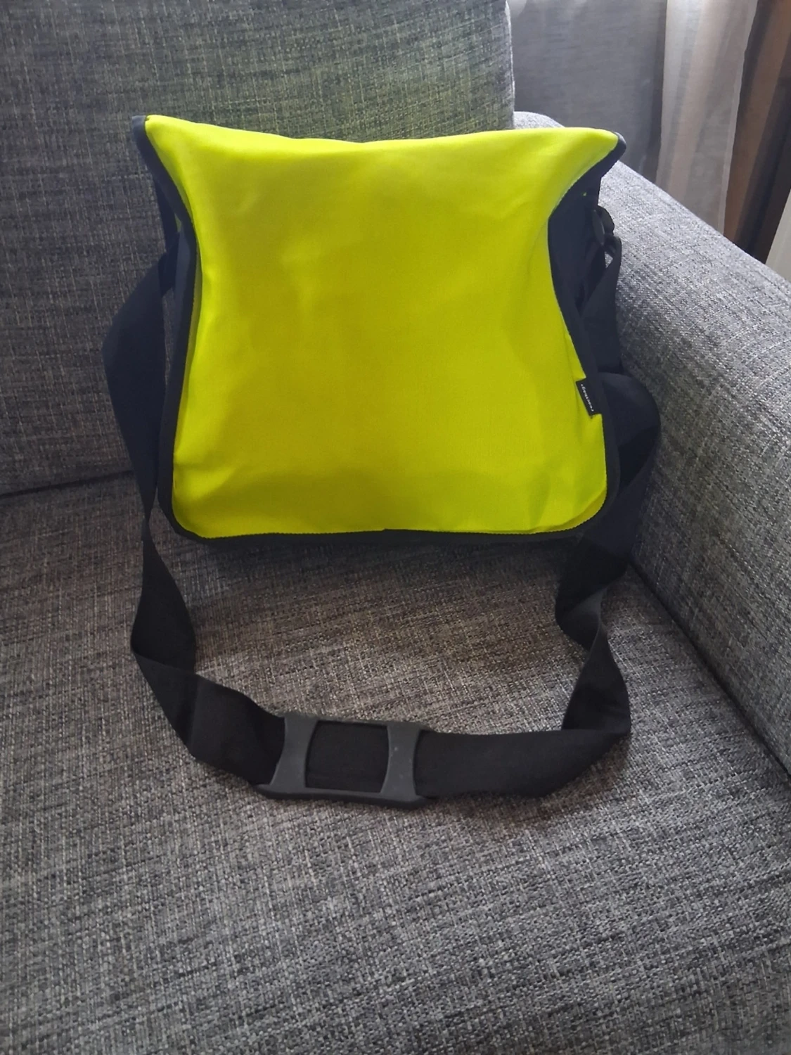 Neongul axelväska med svart kant - 1