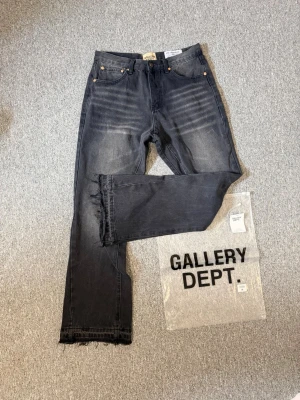 Svarta jeans från Gallery Dept. - Säljer ett par svarta flared jeans från Gallery Dept. med slitna detaljer och råa kanter vid bensluten. Hör av dig vid funderingar eller behov av fler bilder!🤗🤗