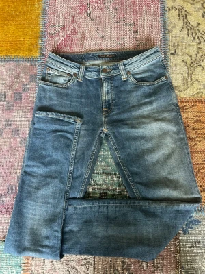 Nudie - Säljer ett par otroligt snygga jeans från Nudie med en väldigt fin tvätt i en modell som jag inte är helt säker på, W29 L32. Innerben-79cm, benöppning-15cm, midja-38cm. Tveka inte på att höra av dig vid frågor🙌