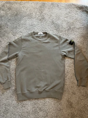 Stone Island tröja - Tja! Säljer en grön junior Stone Island tröja i storleken 156 cm. Tröjan är i mycket bra skick och har inte använts så mycket. Nypris på tröjan är 1700kr och jag säljer för 600kr. Skriv om du har frågor om nåt!