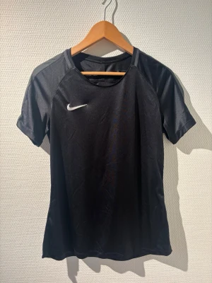 Nike träningströja  - Svart kortärmad träningströja från Nike🖤 Storlek M