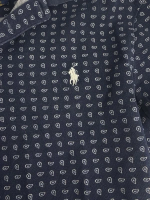 Mörkblå mönstrad piké från Polo Ralph Lauren - Snygg mörkblå pikétröja från Polo Ralph Lauren med vitt paisleymönster och klassisk krage. Tröjan har korta ärmar och den ikoniska broderade loggan på bröstet. Perfekt för en stilren och avslappnad look. Dm för frågor, pris!
