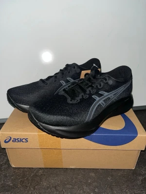 Asics stl 40.5 - Asics Gel-Excite 11                                                            Storlek 40.5                                                                        Helt Nya