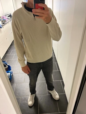 Halfzip  - Säljer en skön Halfzip tröja som passar mig perfekt, jag är ca 179. 