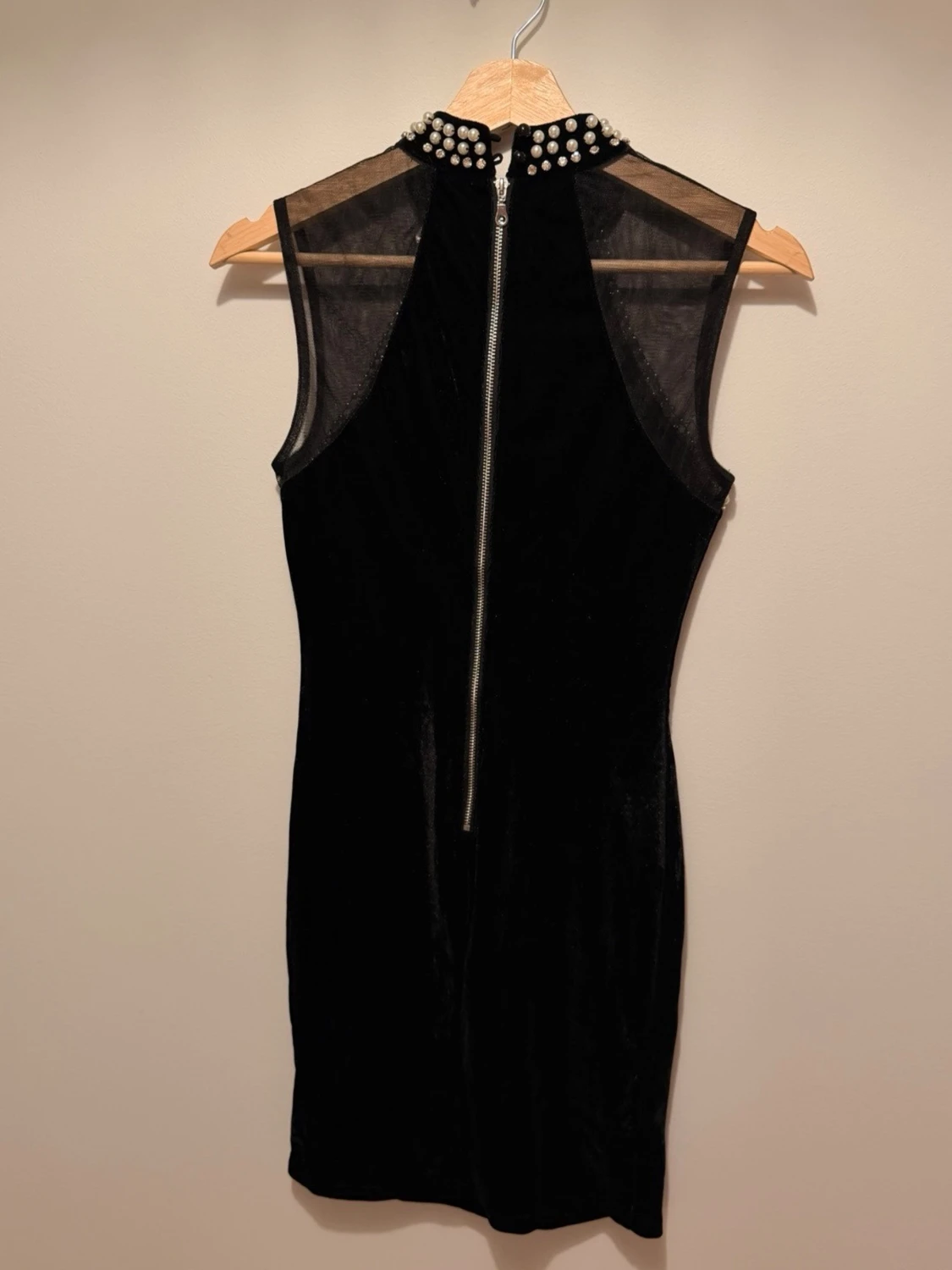 Svart elegant klänning med pärlor / S - 2