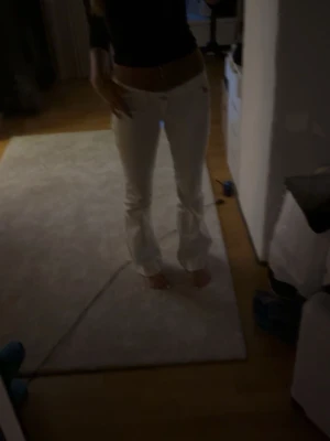 vita jeans från nelly  - Säljer ett par vita jeans som är bootcut, de är ändå bilden ja har eftersom dem inte längre finns på hemsidan. kan skicka mer bilder privat ändväna typ 4 gånger