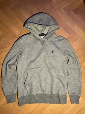 Ralph lauren hoodie - Grå storlek S. Först till kvarn.