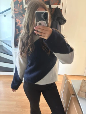 Trendig stickad tröja - Trendig tvåfärgad stickad tröja 🤍