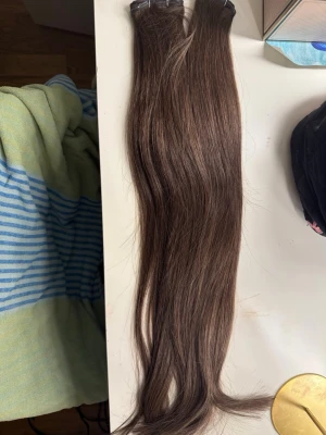 Löshår-Butterfly Weft - Helt nytt Butterfly Weft-löshår från Milea Extension, köpt via deras Instagram.  Håret är helt oanvänt och i originalskick. Som man kan se på bilderna sitter gummibanden fortfarande kvar, vilket visar att det aldrig har använts.  Information:  * Butterfly Weft * Längd: 55 cm * Vikt: 150 g * Färg: Mörkbrun * Skick: Helt nytt  Nypriset idag är 4 295 kr. Jag säljer det eftersom jag har bestämt mig för att inte använda löshår längre och färgen blev tyvärr inte rätt för mig. 