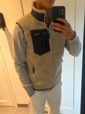 Paragonia väst - Säljer min paragonia väst, den är i bra skick och såklart äkta. Skriv gärna vid frågor eller intresse!