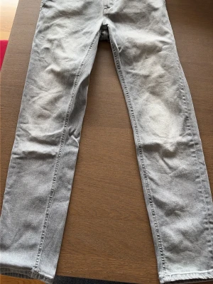 Dondup jenaa - Säljer dessa dondup jeans då dom är för små. Storlek 29. Inga defekter 