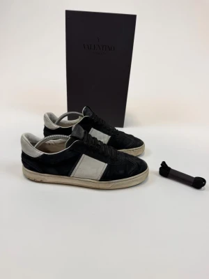 Valentino Flycrew Skor  - Valentino flycrew skor Storlek 42 Ny pris= 9000 kr Dessa skor är väldigt limiterade och svåra att få tag på då dem inte tillverkas längre! Skorna är väldigt slitna 