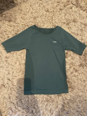 Mörkgrön tränings-tshirt ICANIWILL - Jättesnygg grön/blå tränings t-shirt från ICIW. Endast använd en gång. Har även matchande tränings tights till som är till salu💞
