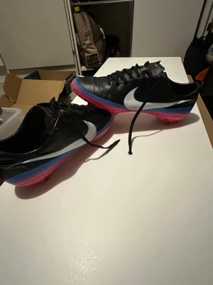 Nike Mercurial Victory III CR7 FG Love & Hate 2013 Limited Edition ACC Elite. - CR7 limited Edition shoes. Worn it couple of times and have been in my garage since then. Elites.