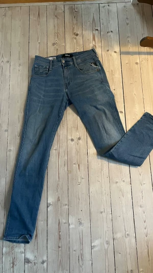 Ljusblåa Replay Anbass  - Snygga blå jeans från Replay, Passform Anbass hyperflex. Riktigt stiliga och somriga med den ljusblåa nyansen. Sitter lite tightare än vanligt men annars inga problem! St 30/32
