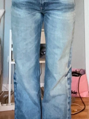 Ljusblå raka jeans - Säljer ett par ljusblå jeans med rak passform och klassisk femficksdesign. Low waist straight Jeans  från Zara som är nästan helt oanvända!💗