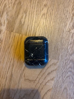 AirPod skal - Skal / fodral till AirPods gen 2 i svart marmor med guldiga detaljer. 