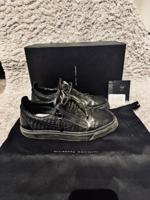 Giuseppe Zanotti Sneakers - | Skick: 7/10 | Färg: Svart | Vad inkluderas: Box och dustbag | 