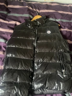 Moncler väst  - Hej säljer min kompis väst då han inte vill ha den mer inga skador använd fåtal gånger glansig och skön