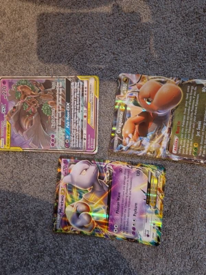 Pokemonkort  - Tre Pokémonkort: Trevenant & Dusknoir GX Tag Team, Dragonite EX och Mewtwo EX.          Tag Team går för runt 200 Dragonite mewtwo ungefär 50 styck kan släppa alla för 200 om ni köper alla annars tag team 125kr dom andra två 40kr styck