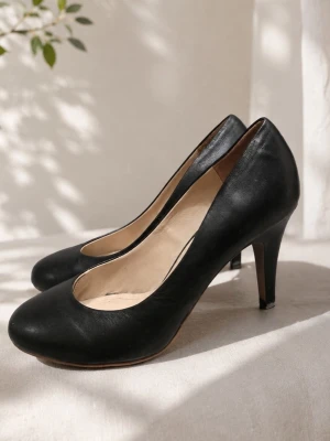 WERA svarta pumps äkta läder högklackade – stl 37 - 🖤 Klassiska svarta pumps från WERA i äkta läder. Tidlös modell med rundad tå och smal hög klack.  🔖 Stl 37  📏 Innersula ca 23 cm Klackhöjd ca 9 cm  🧵 Äkta läder  ✨ Mycket fint skick. Jag har inte upptäckt några skador på ovandelen. Sulorna visar normalt slitage efter användning. Se bilderna för egen bedömning av skicket.