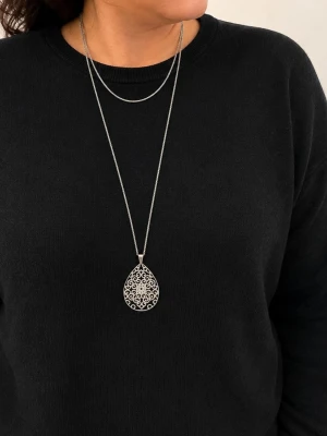 Ingnell Jewellery långt halsband dubbla kedjor – nytt - 🤍 Stilrent silverfärgat halsband från Ingnell Jewellery med två kedjor i ett – en kortare kedja och en lång kedja med stort droppformat dekorativt hänge. Ger en snygg lager-på-lager-look direkt.  📏 Lång kedja ca 80 cm Kort kedja ca 49 cm Hänge ca 5 cm  🧵 Rostfritt stål  ✨ Helt nytt och oanvänt, utan prislapp. 🏷️ Nypris 499 kr  📦 Fotokortet/etiketten ingår inte. Packas omsorgsfullt inför frakt.