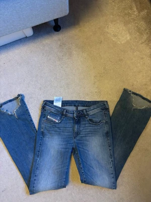 Diesel jeans - Blå low waist bootcut jeans. defekter bak nedtill men inte fram. storlek på sista bild