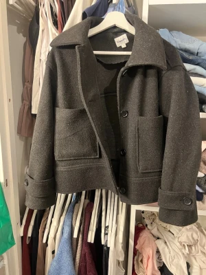 Svart ull kappa från Kappahl - Svart kappa från Kappahl perfekt till hösten💕