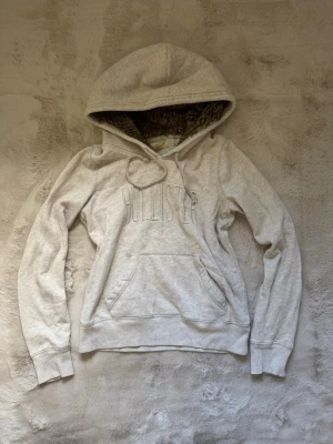 Hoodie Hollister  - Säljer denna fina hoodie ifrån Hollister i storlek S med päls i huvan🤎