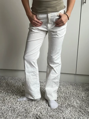 Vita jeans - Midjemått 36cm rakt över, innerbenslängd 71cm❣️