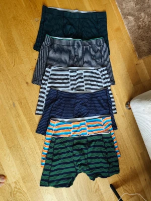 6-pack randiga kalsonger i bomull - Säljer ett 6-pack kalsonger i olika färger och randiga mönster. Färgerna är bland annat mörkgrön, marinblå, grå, vit, blå, orange och turkos. Alla har bred resår i midjan och är tillverkade i mjuk bomullsblandning för skön passform.