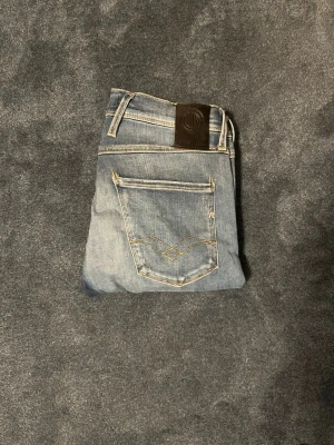Replay anbass - Ett par riktigt snygga replay jeans i storlek w28 L32 i modellen anbass, om det finns någon fråga var inte rädd för att skjuta ett meddelande 