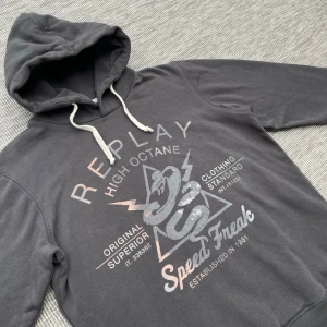Replay hoodie - Säljer nu denna riktigt feta Replay hoodien!🙌 Skick: 9/10🌟 Storlek: L🤝Hör gärna av er vid frågor eller funderingar!🤩