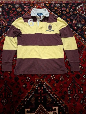 Ralph Lauren rugbytröja  - Tjena, säljer denna assnygga rugbytröja från Ralph Lauren. Tröjan är i bra skick utan defekter,  och är normal I storleken. Säljes då den ej används.