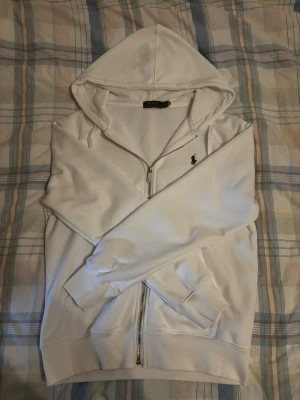 Vit Polo Ralph Lauren hoodie med dragkedja - Snygg vit hoodie Polo Ralph Lauren med dragkedja framtill och klassisk marinblå logga broderad på bröstet. (Står storlek L MEN passar BARA S och M